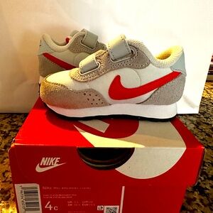 Infant Nike Valiant- pure platinum picante red